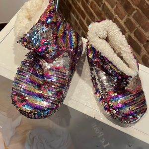 Kid’s medium/large fuzzy sparkle slippers
